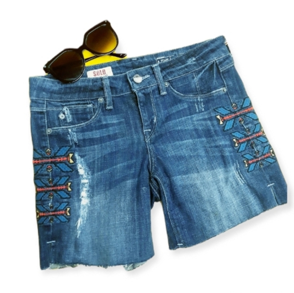 DESIGN LAB Embroidered Frayed Fringe Raw Edge Denim Jean Shorts NWT